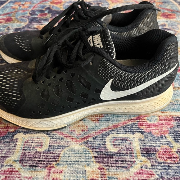 Nike Black and White Women's Running Shoes - Picture 3 of 9